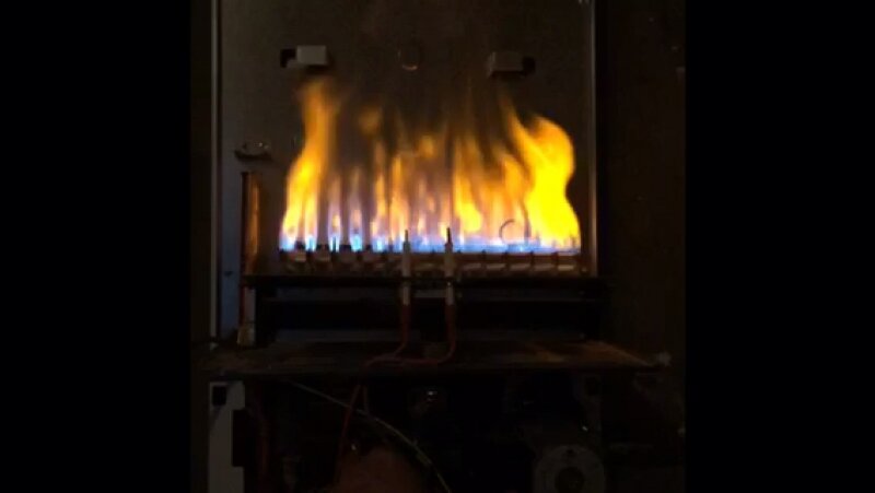 Почему в газовом котле горит желтое пламя и что с этим делать