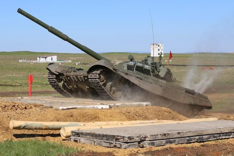           Конечно, угол возвышения у танка небольшой, но долго ли вырыть капонир с трамплинчиком. Что-то вроде этого. Пехота с радостью выкопает.	
          Разумеется, генералы отмахнутся от идеи: не 1812 год. Но на кону жизни наших солдат, а СВО показала эффективность пренебрегаемого оружия (арта, например). Да и по пехоте картечью стрелять можно (не бронебойными же). Даже по бронетехнике, снимая облаком картечи с вражеских башен оптику и остальную «снарягу» и «обвязку» , да и тех, кто за смотровыми щелями. 
	О себе: канд. наук, куча изобретений
PS: скажут есть антидроновые ружья. Едва залез в сеть, выскочила их реклама: "компания представляет товар крупнейших фабрик и заводов КНР, США, Великобритании на территории России с 2009 года". Ценою 200 до 700 тысяч рублей за штуку. Компания гордо отчиталась о продаже на 3 млн р., т.е. десятка изделий. Думаю, инженеры с той стороны найдут и на них управу. А против лома…
