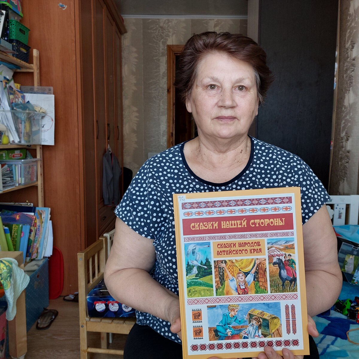 Это я, по просьбе внука держу в руках интересную книгу из нашей прекрасной детской библиотеки на пр. Строителей. 