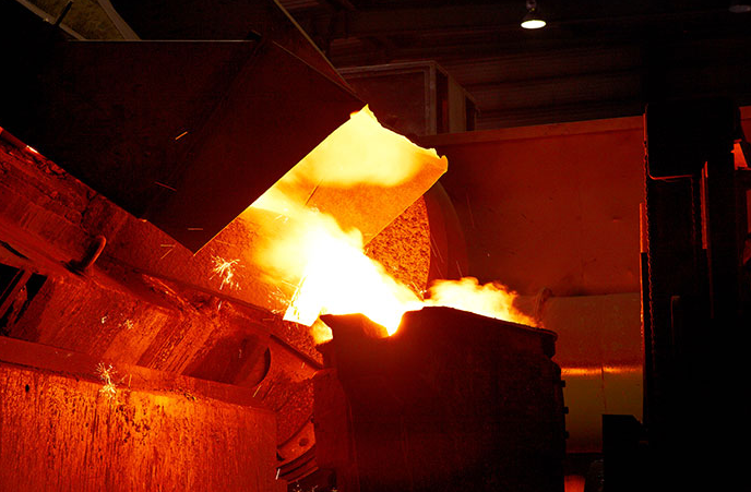 Процесс плавки на заводе Eisenwerk Erla GmbH (фото с сайта eisenwerk-erla.de)