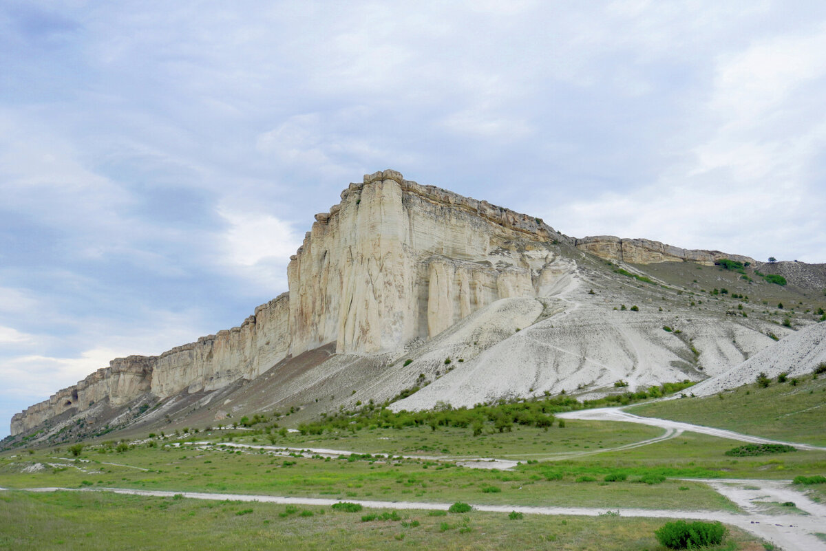 Скала в крыму кая. Белая скала Крым кусты. Белая скала кемпинг. Упал с белой скалы Белогорск. Горы Аракани.