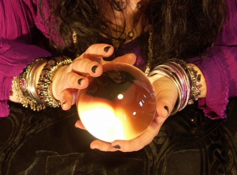    В Орске девушка хотела вернуть любимого с помощью магии и лишилась более 300 тыс рублей Марина Шарт