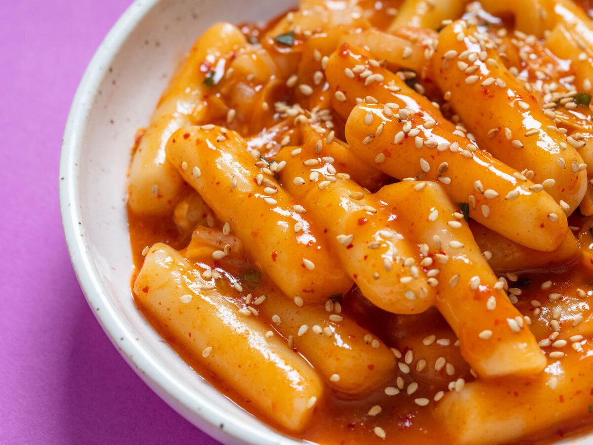 Токпокки что это. Что такое токпокки в Корее. Tteokbokki. Токпокки кимчи. Корейская еда токпокки.