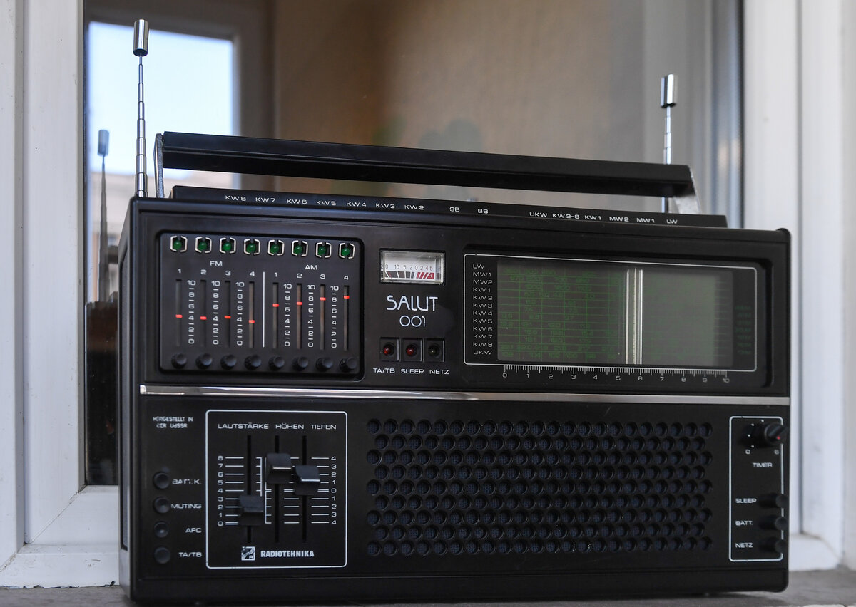 Есть конечно следы времени но в целом он комплектный