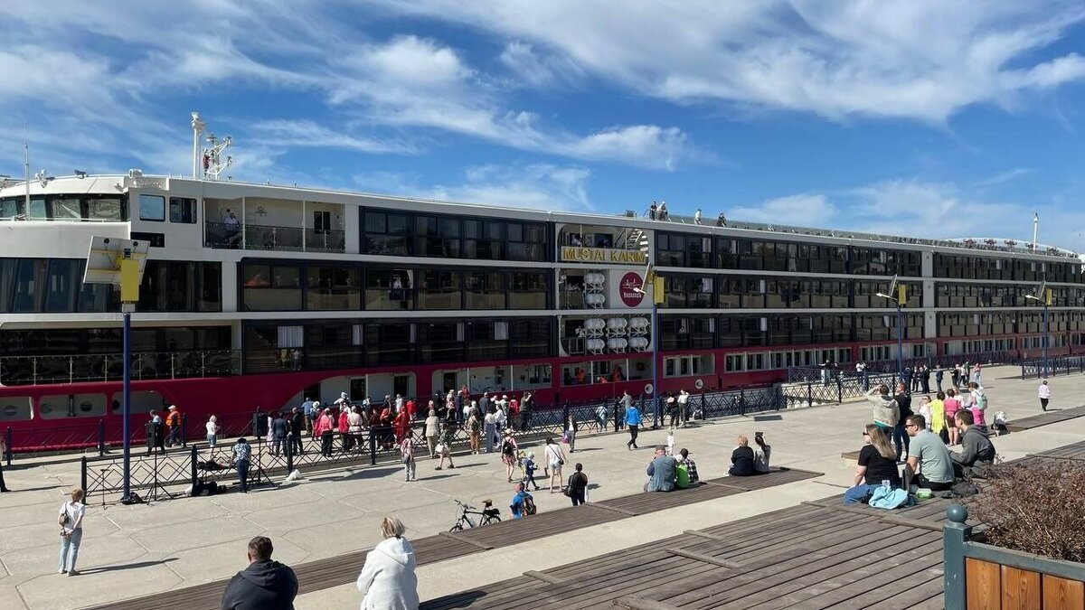     Теплоход выглядит огромным и со стороны причала закрывает собой реку Белую.