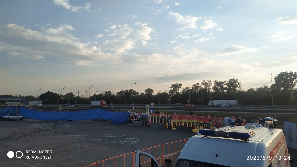 А это хитрые дети, смотрящие шоу бесплатно через забор. Потом к ним и хитрые взрослые подтянулись. Одни даже на "Мерседесе".