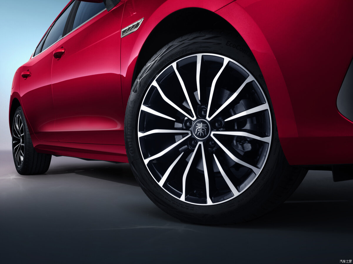 Электромобиль – с индексом EV, а есть еще гибрид и модели на бензине.