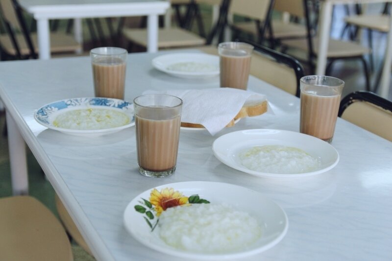 Картинка из сети для иллюстрации статьи, но меню примерно такое же, и тарелки прямо как у нас в школе. Только здесь в столовой стулья, а у нас лавки и табуреты. 