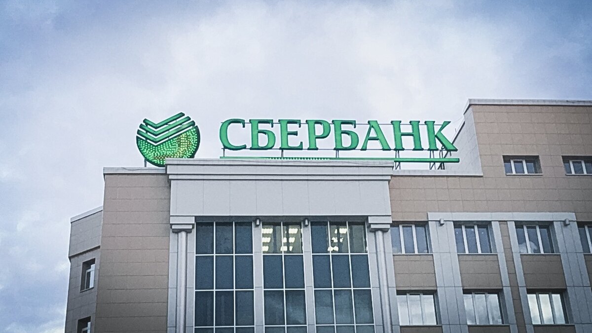     Полиция в Санкт-Петербурге задержала 66-летнюю местную жительницу за поджог офиса «Сбербанка». Пойти на преступление пенсионерку убедили телефонные мошенники.