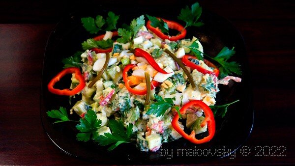 Салат из огурцов с заправкой из чесночных стрелок.