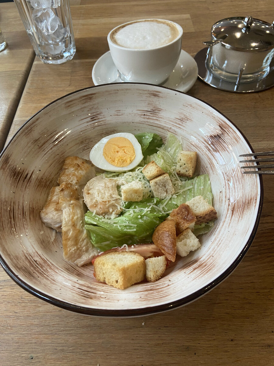 Салат не очень понравился, суховатый. 