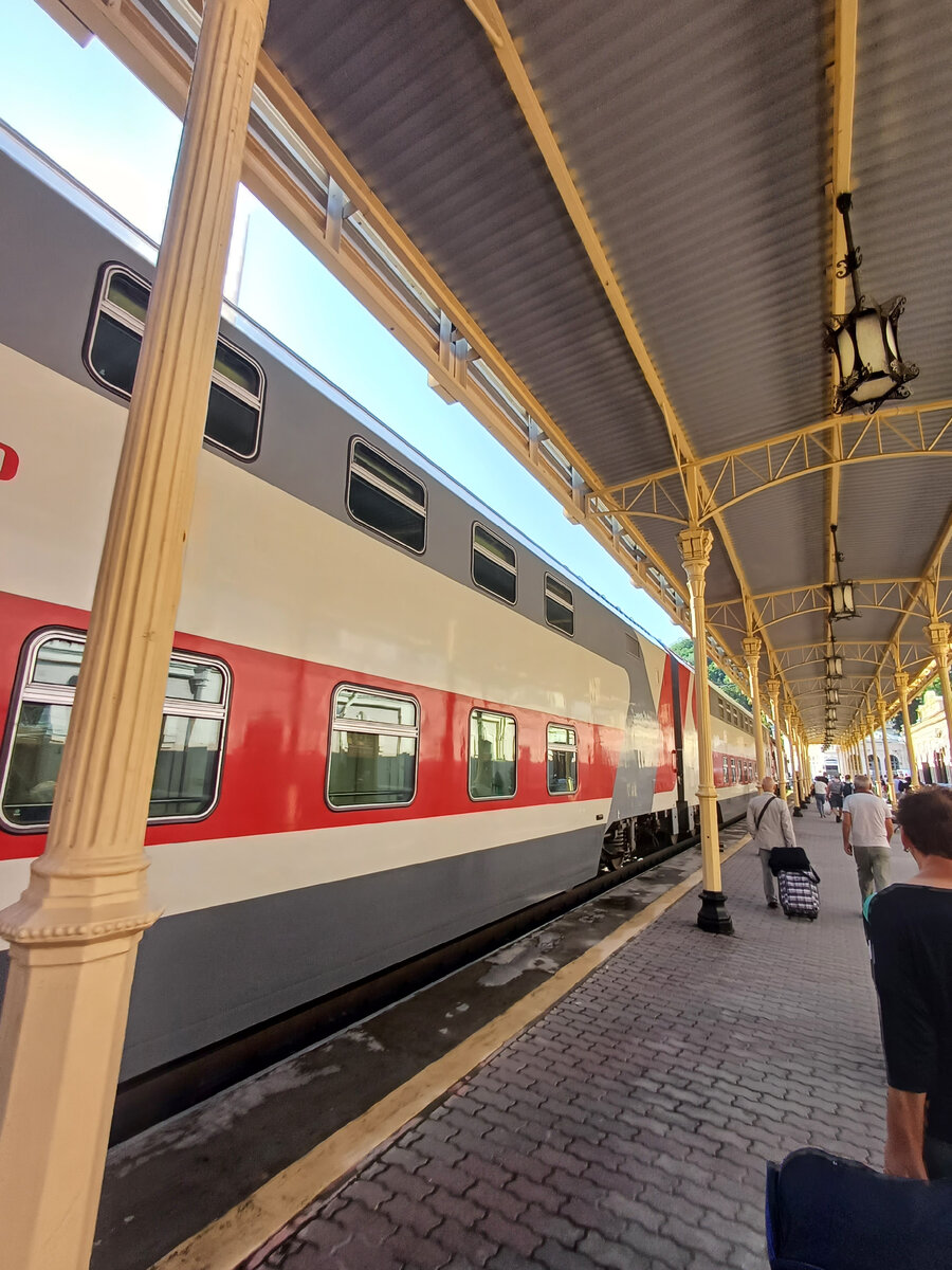 Вокзал Кисловодска- похож на игрушечный. Он компактный и очень милый. Уже с него начинаются встречи с достопримечательностями города..