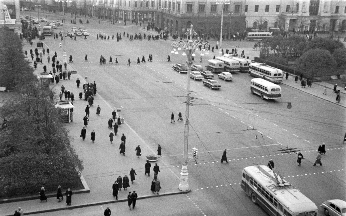 Такое впечатление, что люди везде и какое количество пешеходных переходов в районе Театральной площади в 1957-1959 годах. Зебры на переходах не было и просто делали две пунктирные линии. Автор фото: Michael Ochs. С сайта www.pastvu.com.