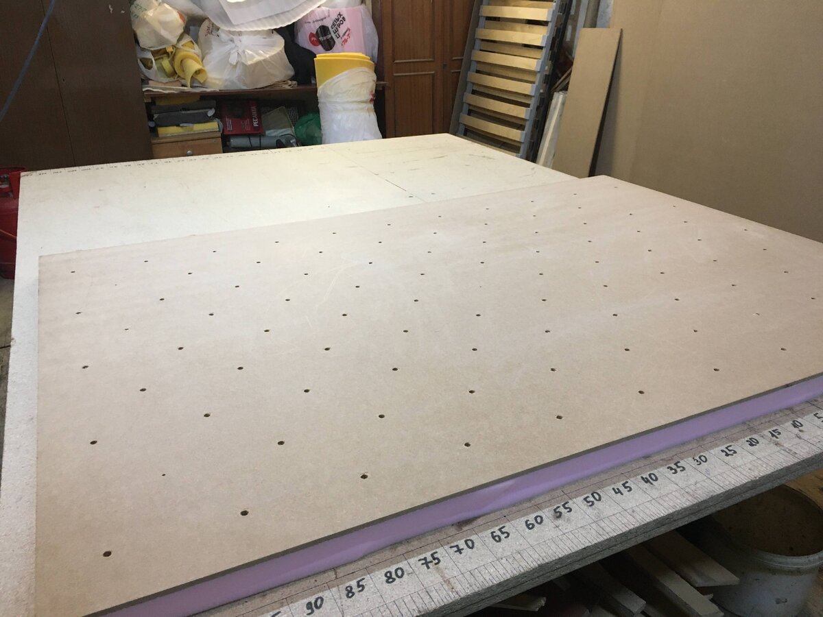 если внимательно приглядеться, то видны более мелкие отверстия в панели, через них и будет делаться крепления к стене.