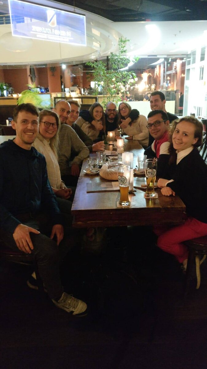 Кто предложил немцам пойти посидеть где-нибудь после экскурсии и сделать фотку?! Конечно же, я :) На фотографии я в красных брюках.