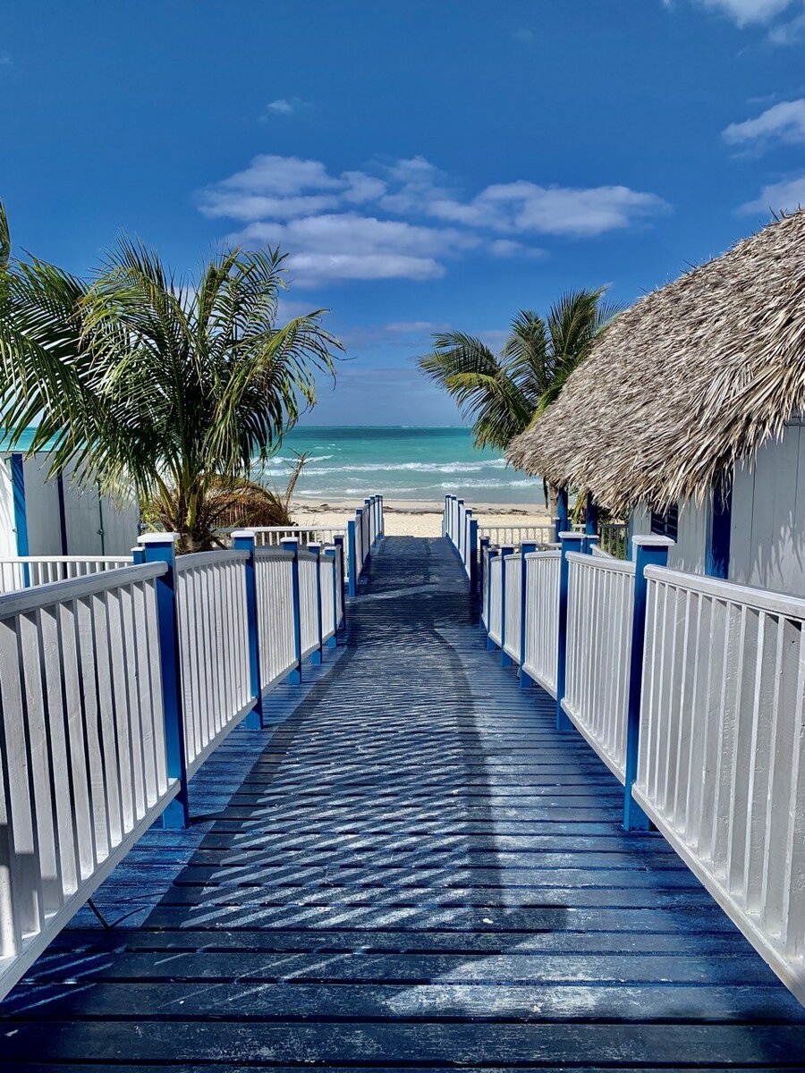 Дорога к океану на пляже Пилар