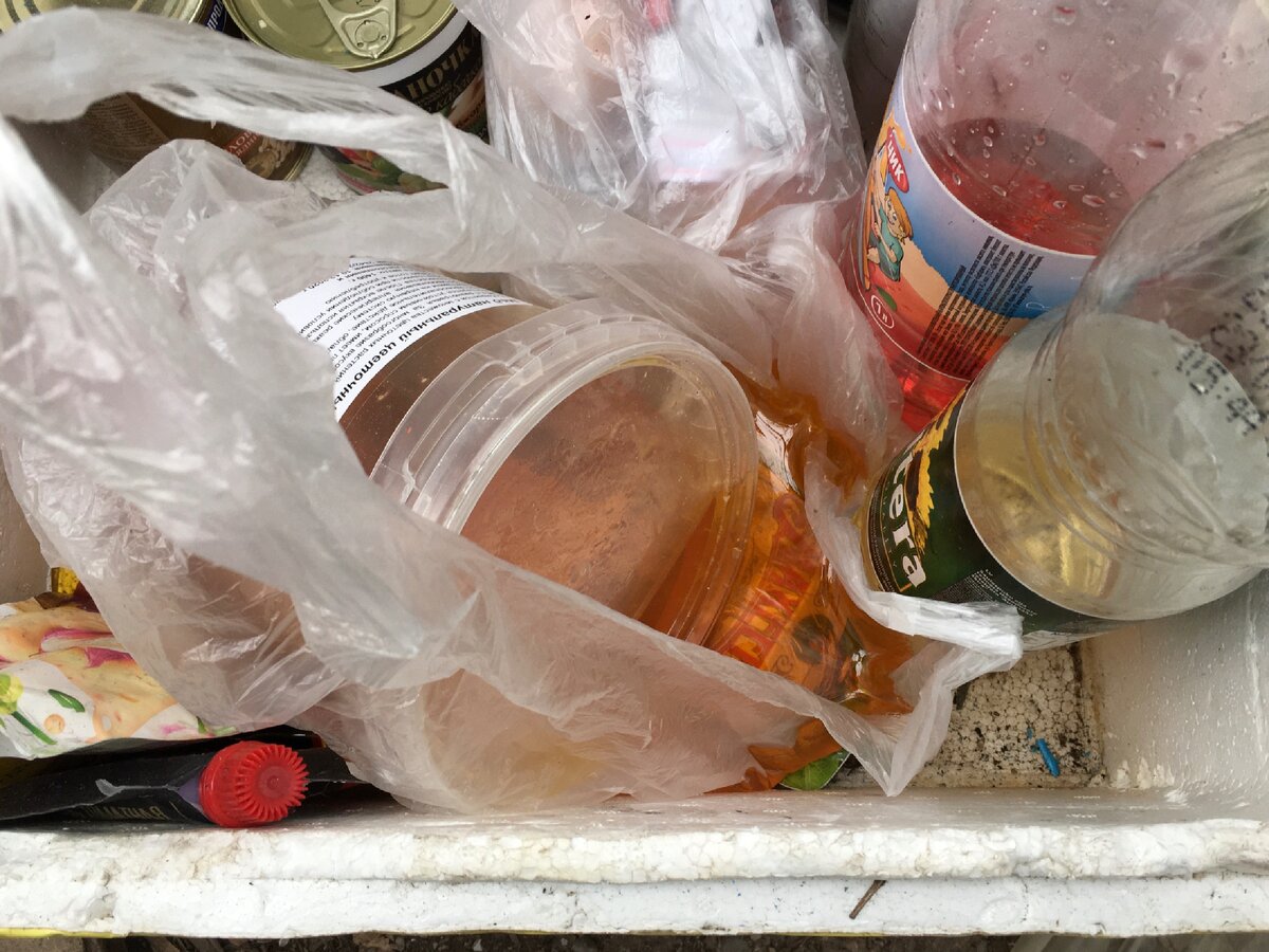 Мёд выливается