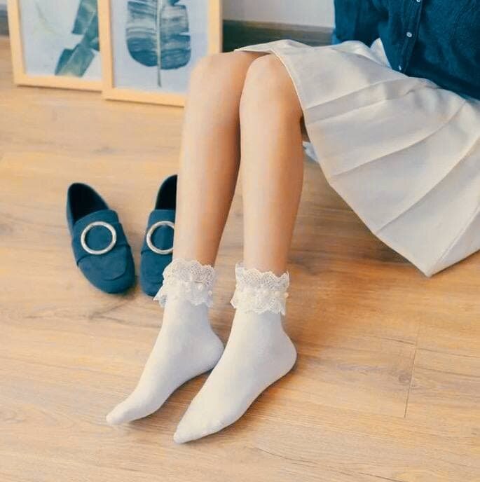 Ноги девушек в белых носках