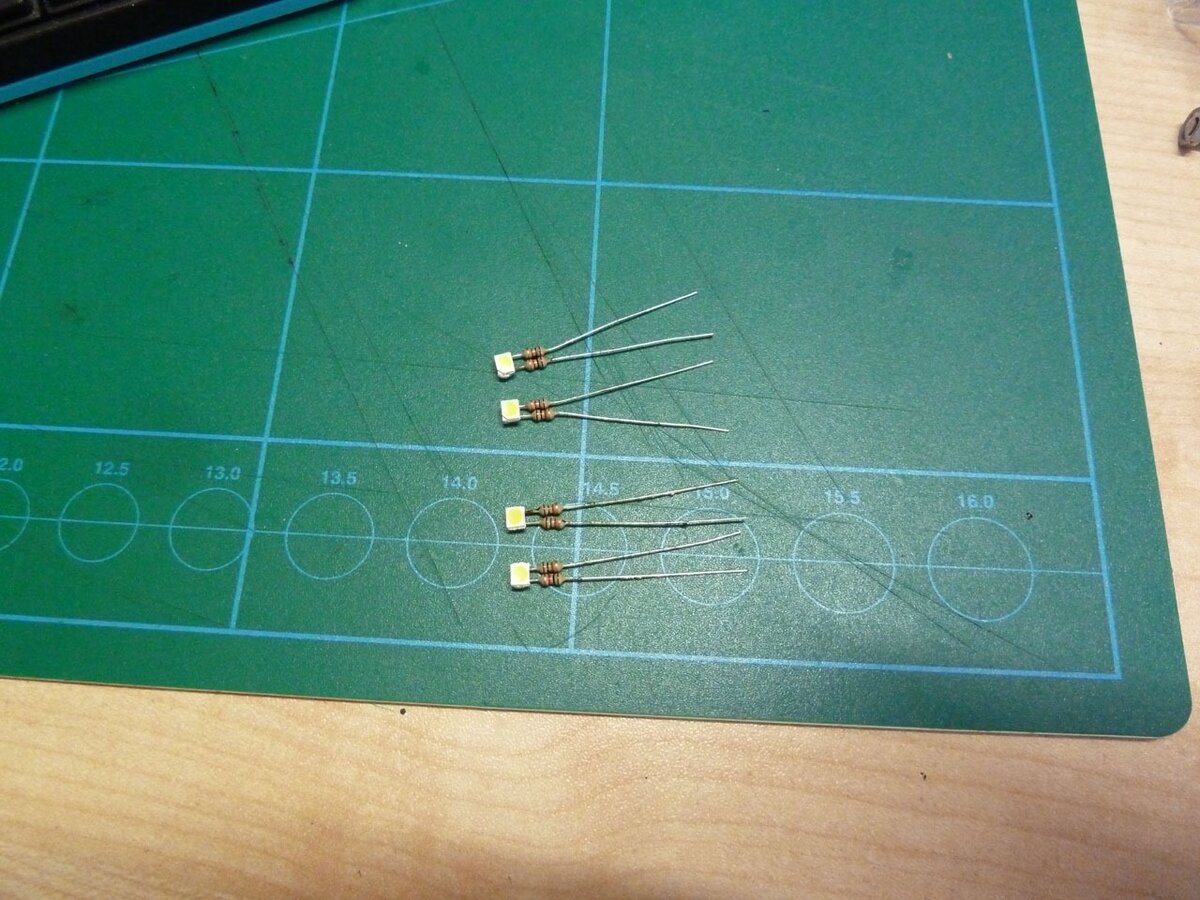 Светодиоды,с керамической подложкой. Балластные резисторы, одновременно служат и кронштейнами. Можно подгибать,и направлять свет в нужные точки.