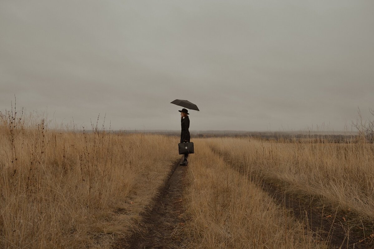 Источник фото https://pixabay.com/photos/woman-mysterious-field-road-meadow-5718089/