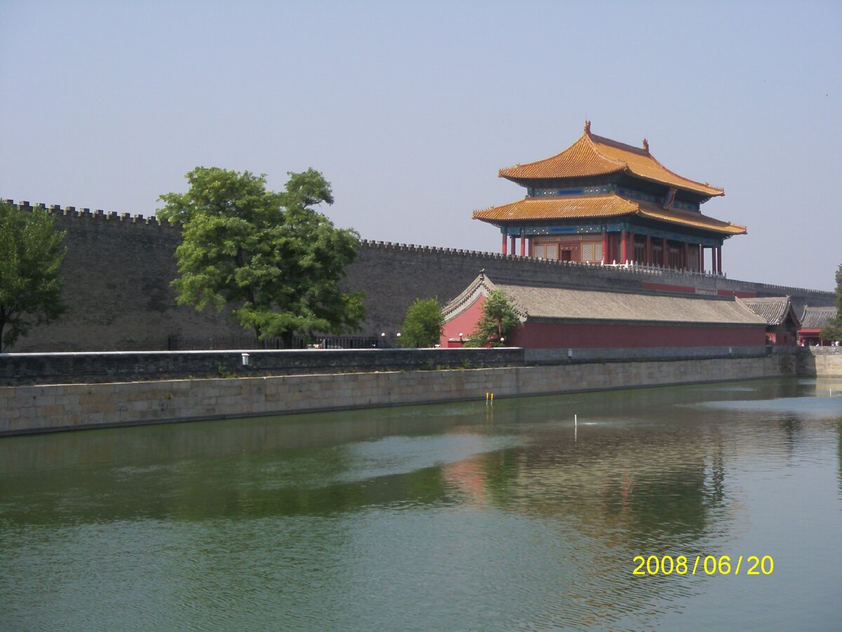 У входа в Гугун