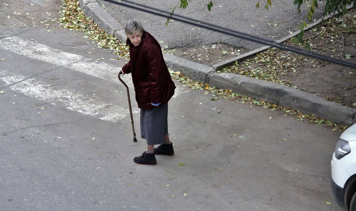 Бабушка на улице. Бабушка с палочкой. Бабки на улице. Дорога к бабушке. Бабушка пописала