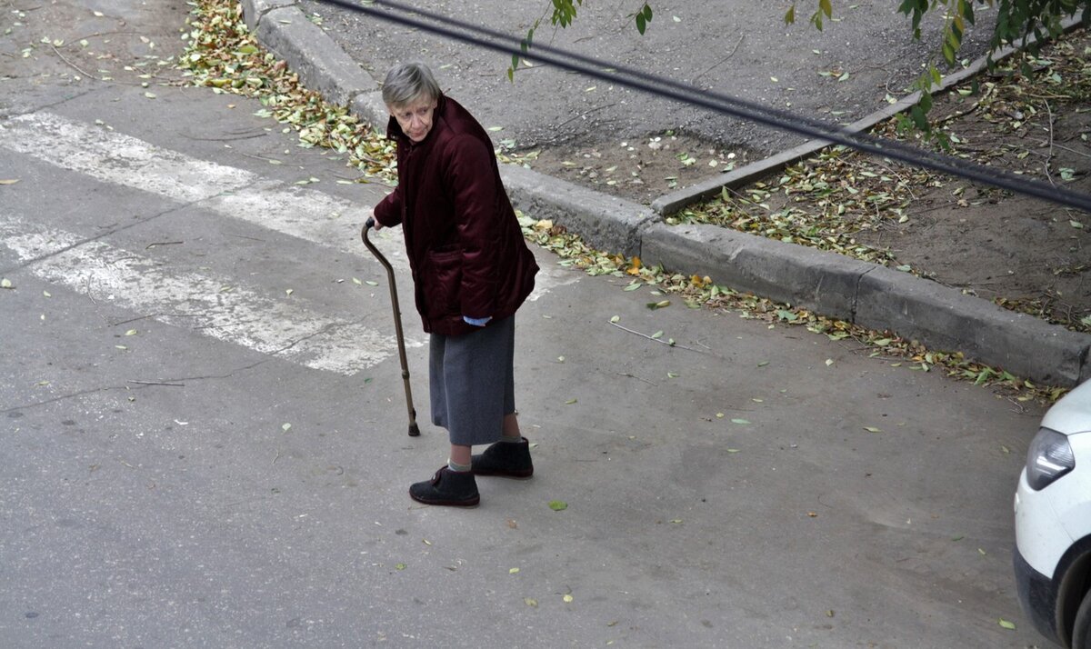 Идет старушка по улице. Бабушка на улице. Бабушка с палочкой. Бабки на улице. Бабушка переходит дорогу.