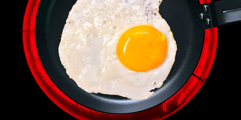 Приготовление яичницы. Изображение (Joenomias) Menno de Jong с сайта Pixabay, Pixabay License