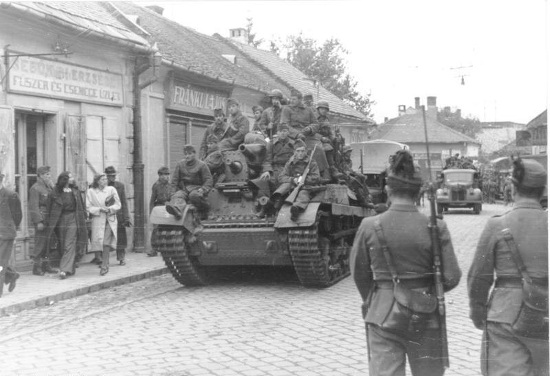 «Туран II», по-видимому, 2-й танковой дивизии, с пехотой на броне. Токай, отступление венгерских войск в августе 1944 года 