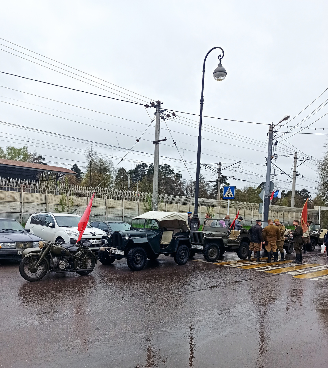 Колонна мотоциклов и автомобилей времён войны у станции Ильинская перед мемориалом  в честь героев, павших в Великой Отечественной войне. Фото автора.