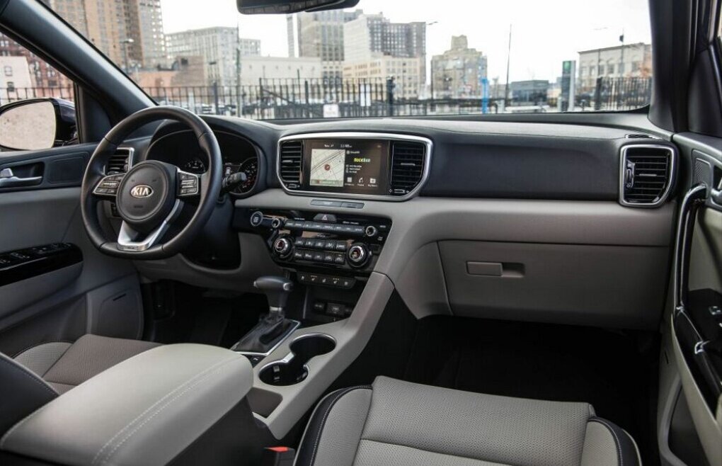 Внутреннее убранство нового Киа Спортейдж 2021 модельного года отличается простотой и элегантностью. При этом были заметно улучшены материалы отделки, среди которых можно отметить ткани, экокожу, пластик и вставки «под металл». Мультимедийная система получила несколько интересных новых функций, а посадочные места стали немного удобнее, чем прежде.