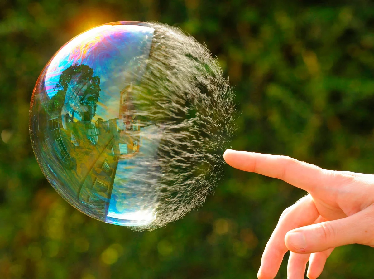 Почему лопается пузырь. Мыльный пузырь лопается. Большой мыльный пузырь. Самый большой мыльный пузырь. Огромные мыльные пузыри.