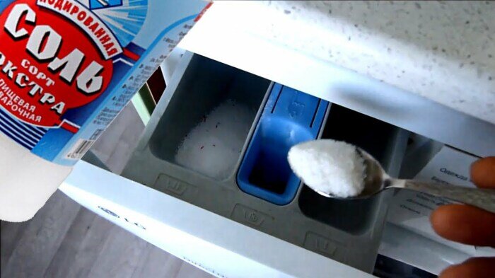 Стирка в наше время благодаря стиральным машинам-автоматам не составляет никакого труда. Однако многие агрегаты не дают возможность быстро, а главное качественно справиться с загрязнениями. Поэтому для повышения качества процесса хозяйки используют маленькие хитрости, в частности, добавляют обычную соль. И как оказалось, не зря.