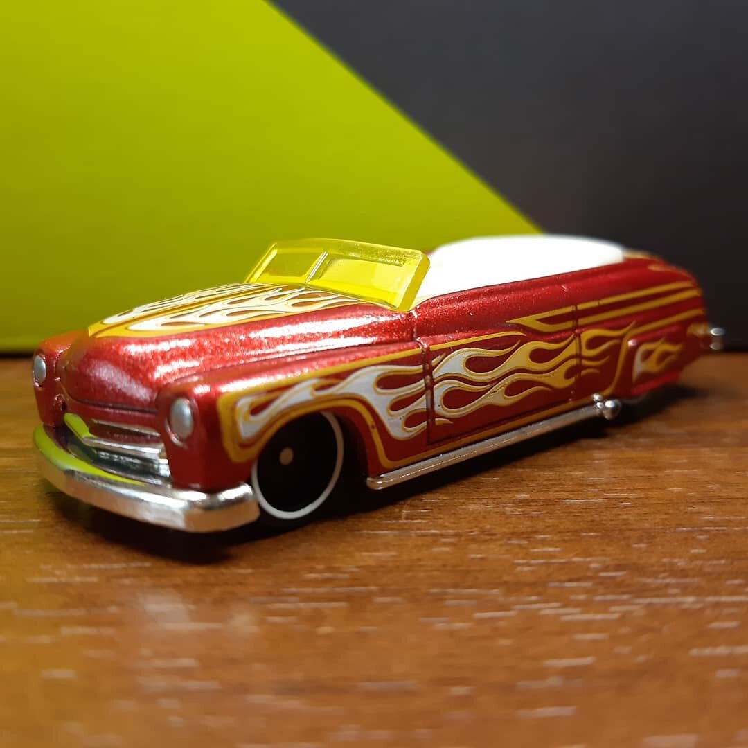 Всем привет. Сегодня хочу Вам показать автомобиль из моей коллекции. Hot Wheels 1949  Mercury серия HW Flames 1/10. Год выпуска модели 2003 года. Автомобиль в кузове кабриолет. Кузов машинки верхняя часть металл. Нижняя пластик. Данная модель была доработана. Передняя часть. Фары в хром. Задние фонари в красный. Выхлопная система в черный. После не больших доработок машина стала гораздо лучше выглядеть. Если Вам не сложно поставьте лайк и обязательно подпишитесь на канал. Оставляйте Ваши комментарии. Интересно узнать Ваше мнение. Напишите если у Вас такая машина и в каком цвете. Я постараюсь для Вас делать интересный контент. Спасибо
