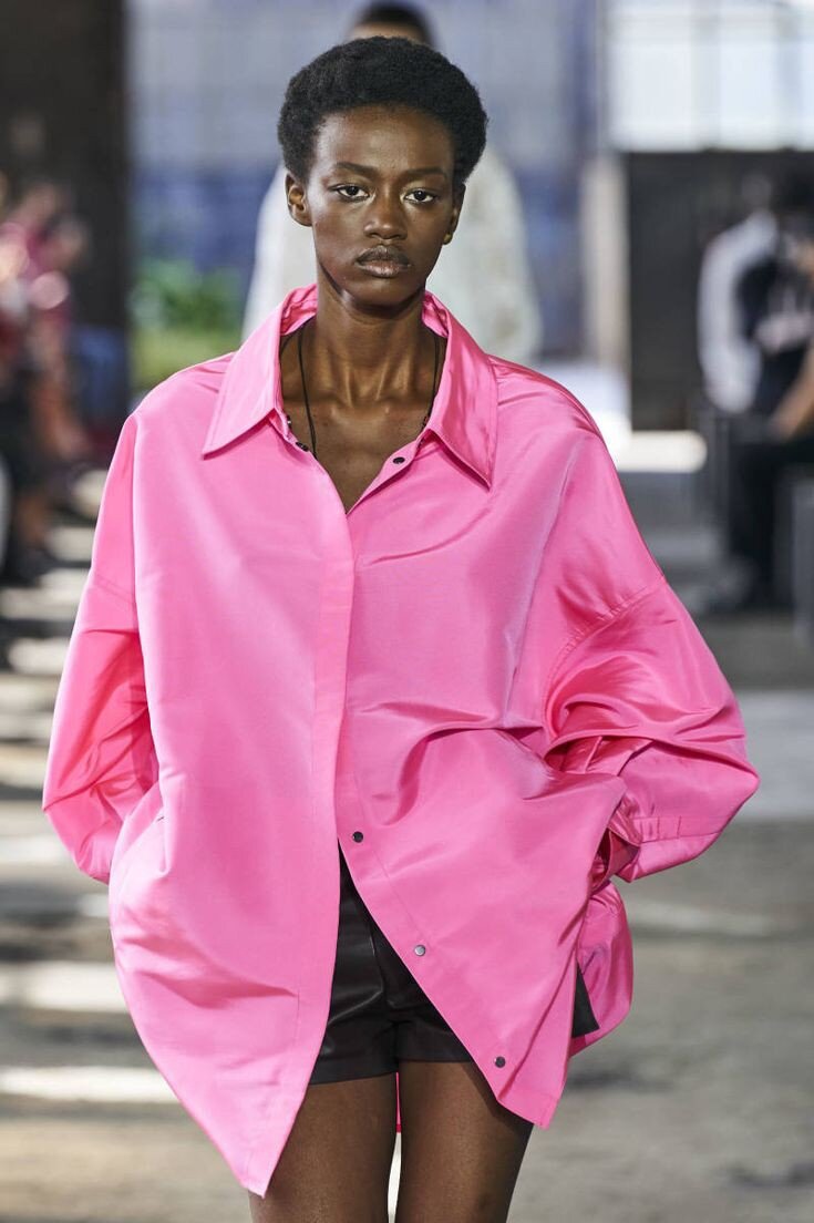 С чем носить ярко-розовую куртку женщине