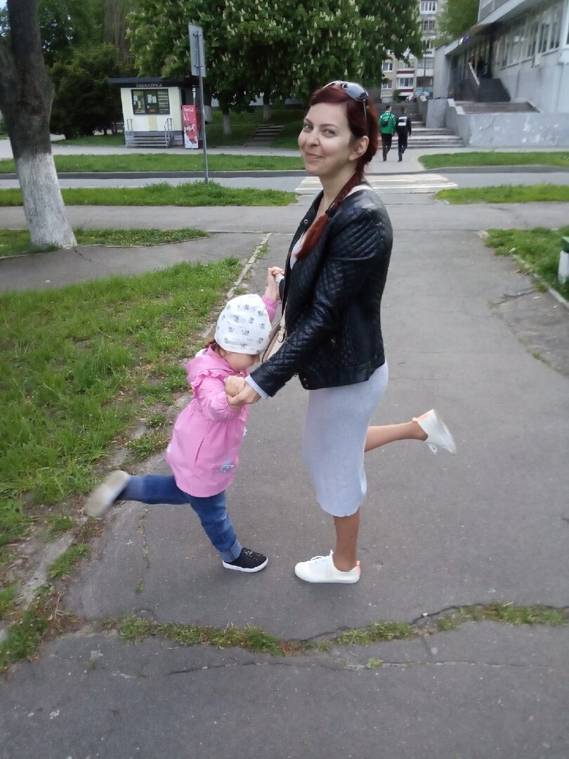 На фото: дурачимся на прогулке.)))