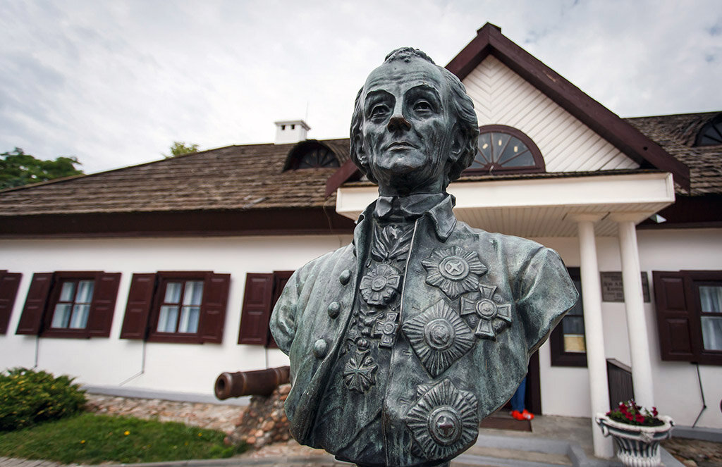 Бюст Суворова перед зданием музея в Кобрине. На заднем фоне дом, где жил Суворов. Фото: информационный портал кобринского района