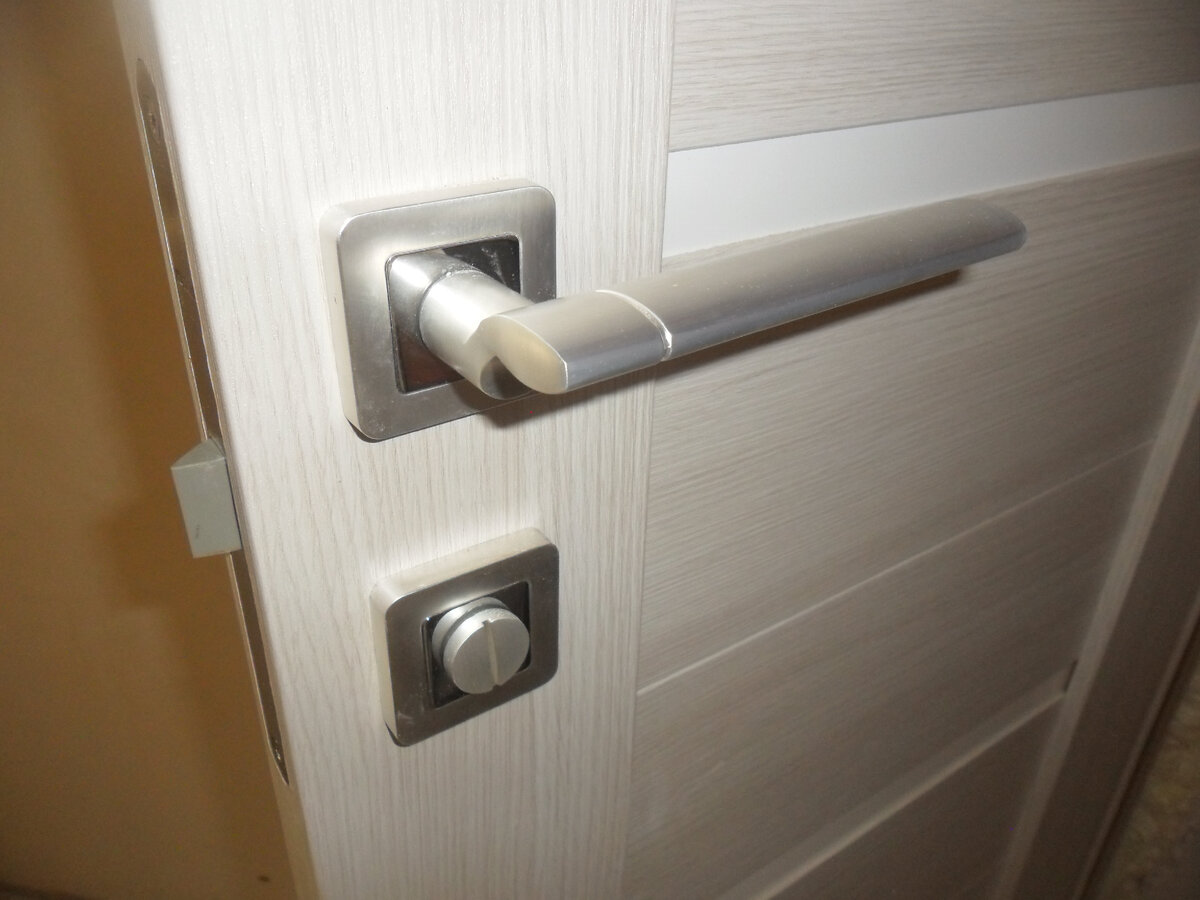 Дверная ручка с защелкой.