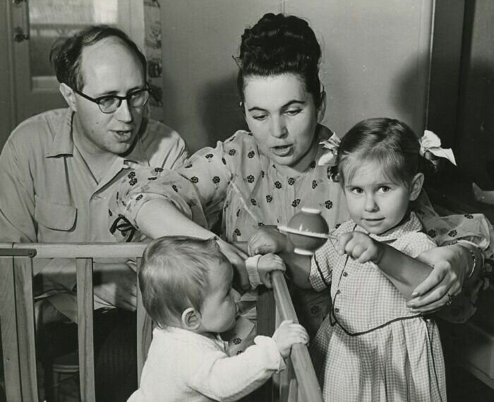 Мстислав Ростропович и Галина Вишневская с дочерьми Олей и Леной. / Фото: www.ladyscharm.com