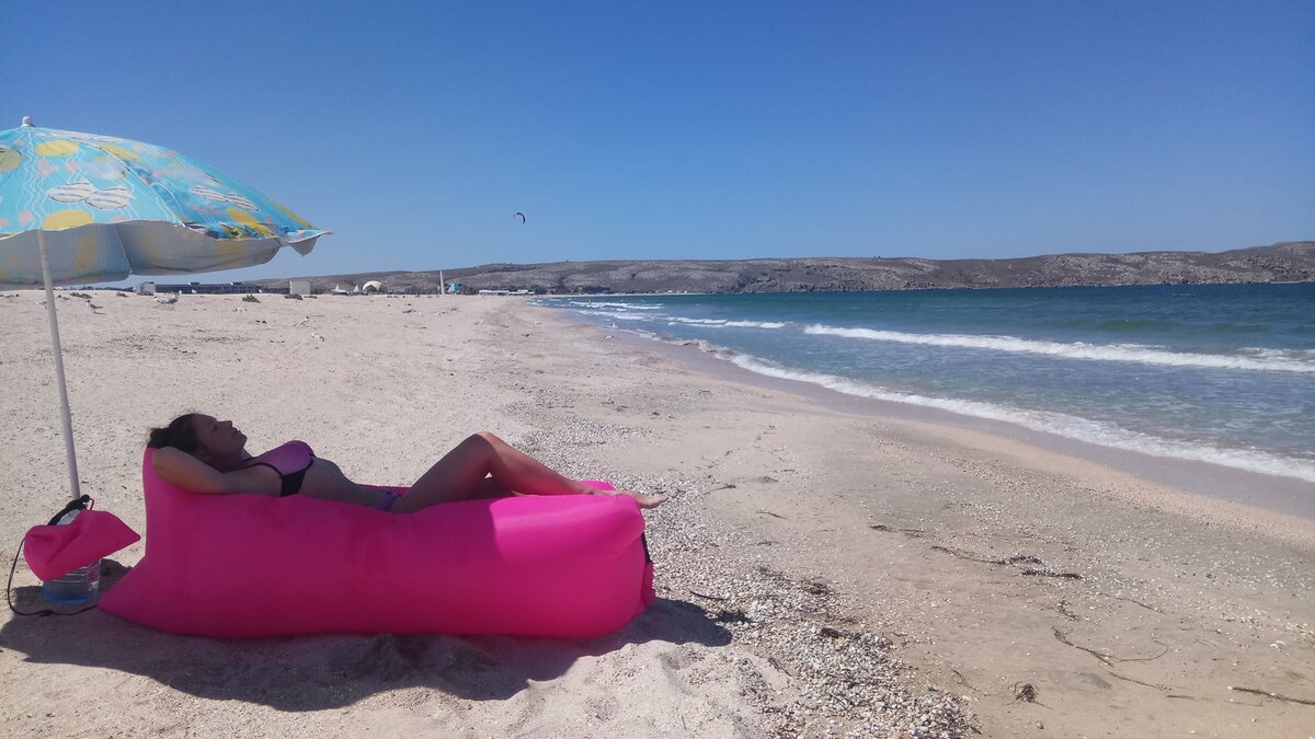 Я на пляже в Крыму со своей семьей. Вправо и влево на 200 метров ни души. Отличное место для самоизоляции. Но - сам себе сервис. Свой зонтик. Свой ламзак. Своя питьевая вода. Свои персики.