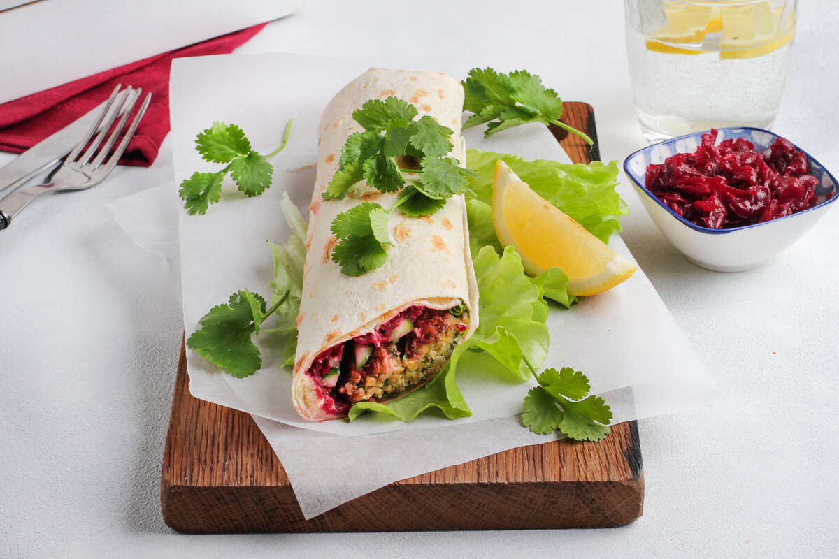 Веджи-донер с фалафелем, свеклой, свежим салатом и хумусом