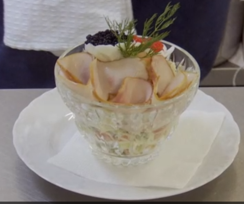 Оливье с"черной" и "красной" икрой ярко свидетельствуют о том, что заведение бедное, но с претензиями