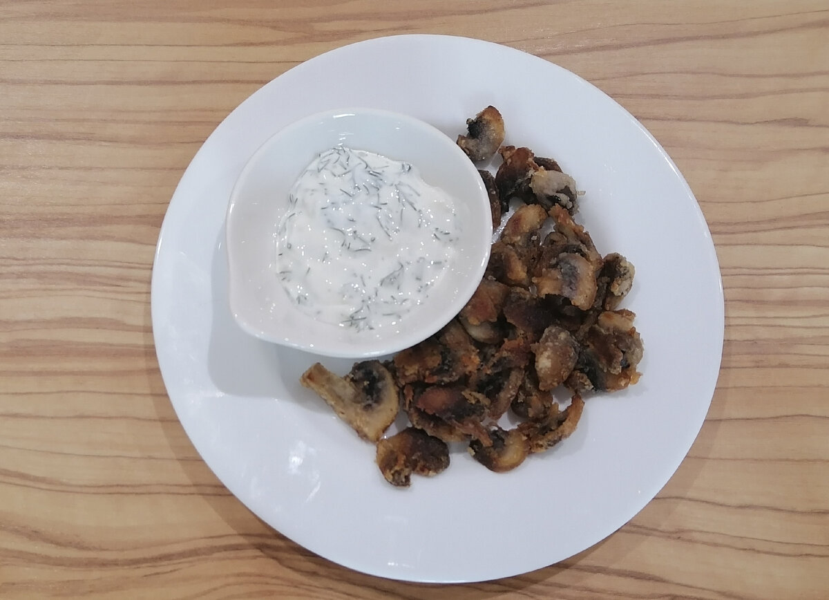 Жареные грибы со сметанным соусом