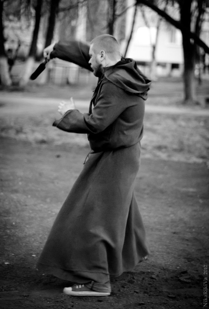 Это он на Уралконе в ножевой дуэли участвует.