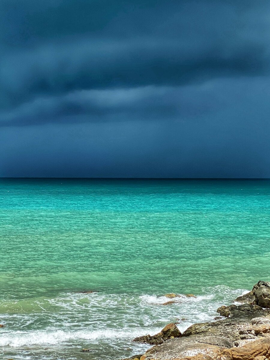 На фото - ясная граница между морем и небом за несколько минут до шторма, в котором границ не будет вообще.