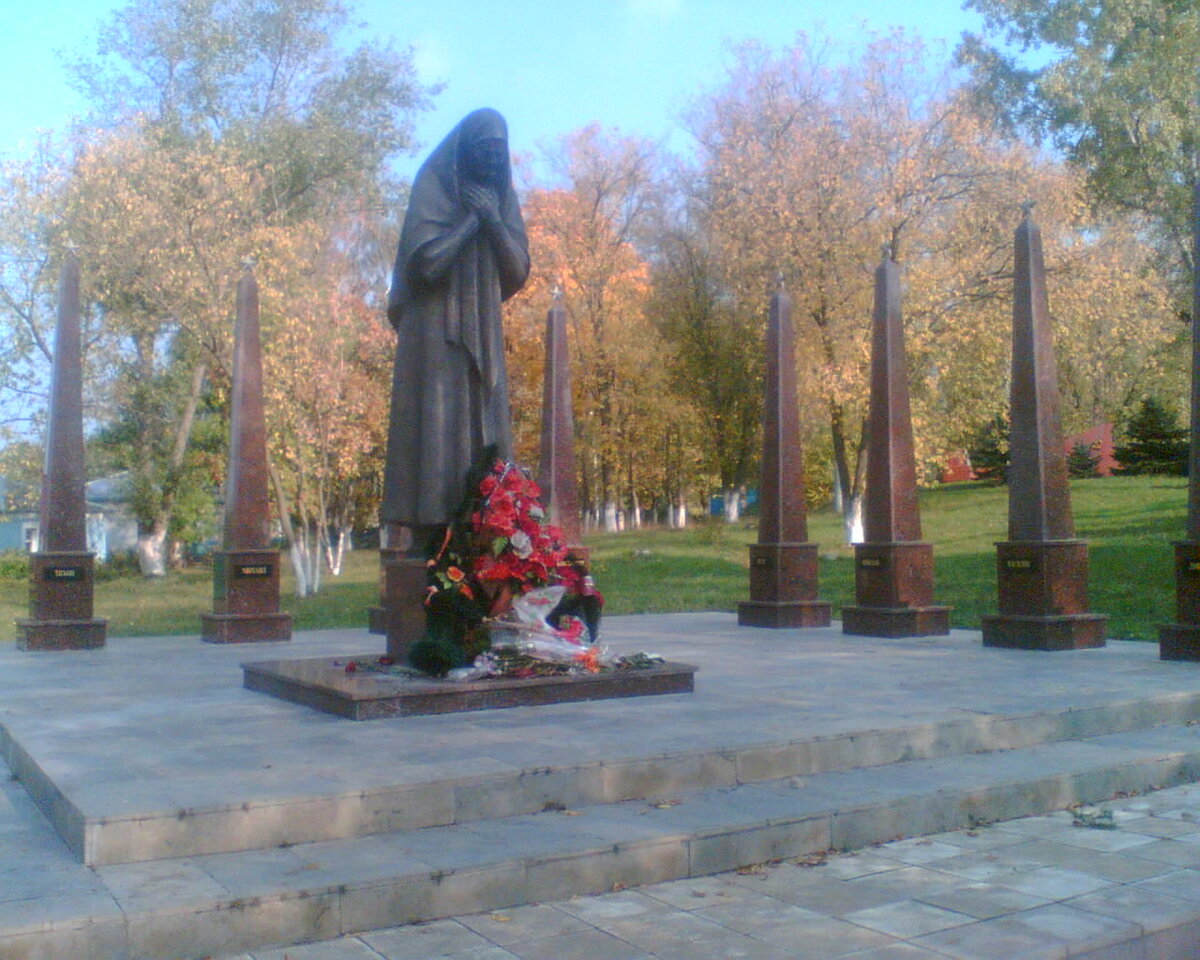 г. Задонск. 2008 год. Памятник Марии Матвеевне, потерявшей восемь Сыновей. Мое фото