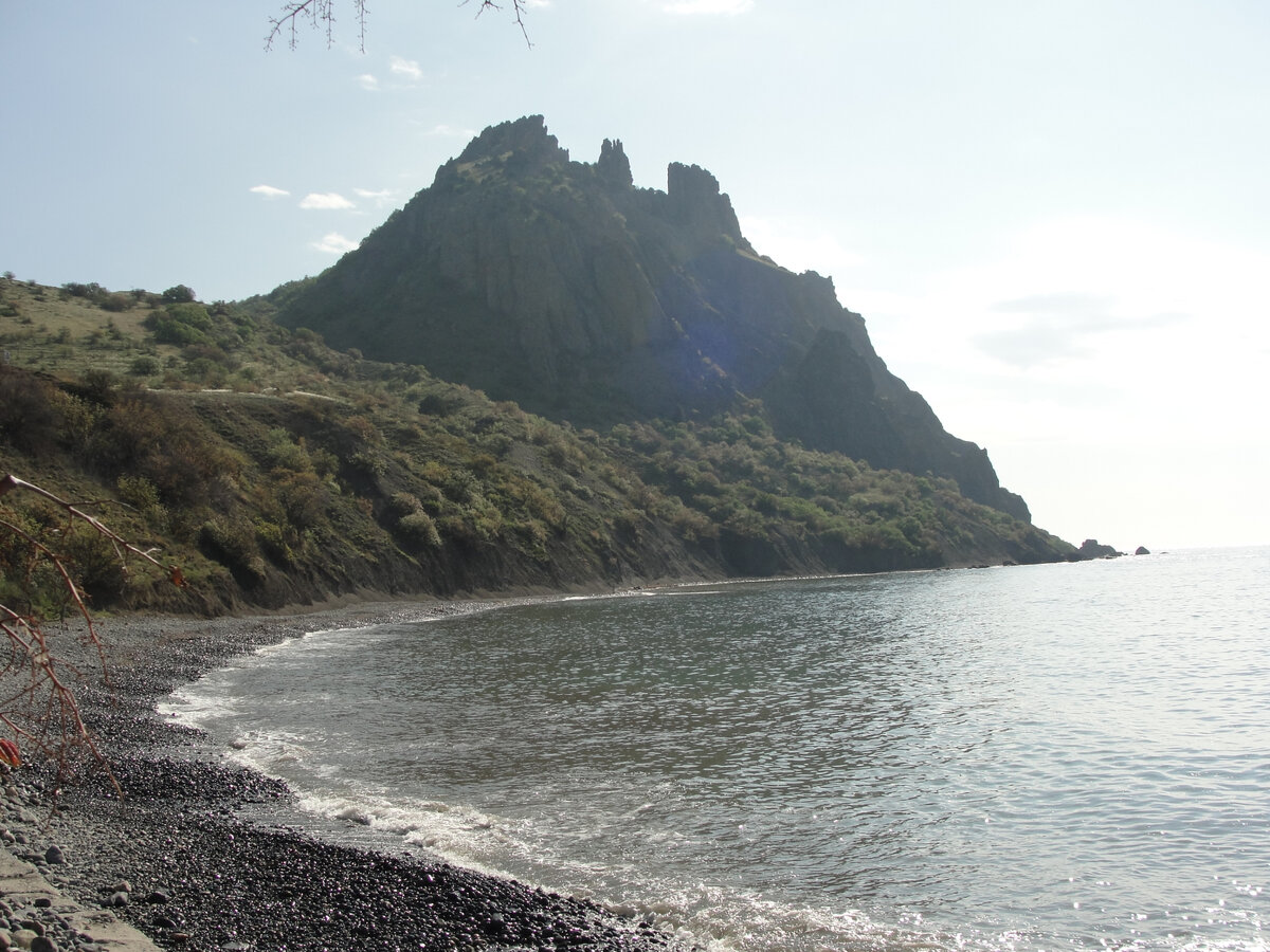 О вулканическом происхождении напоминают даже камни на пляже – темные и в крапинку, как божьи коровки. Сам пляж интересен еще и тем, что дно у берега усыпано довольно крупными булыжниками, поэтому на солнце они прогреваются, а потом долго отдают тепло.