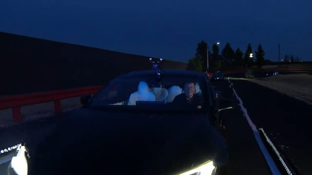 Маск едет представить серийную Tesla Model S Plaid