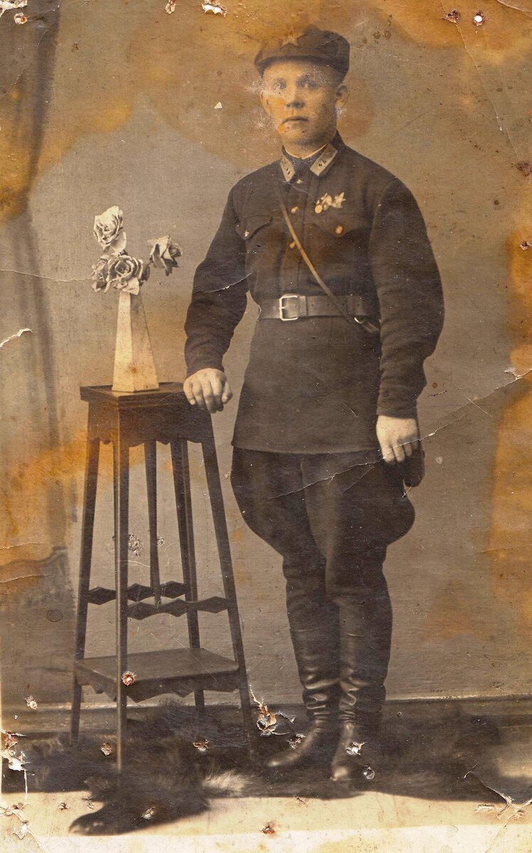 Буденовец на собачей шкуре в штанах галифе.  Награжден знаками "За отличную стрельбу" и "Ворошиловский стрелок" 1930-е годы