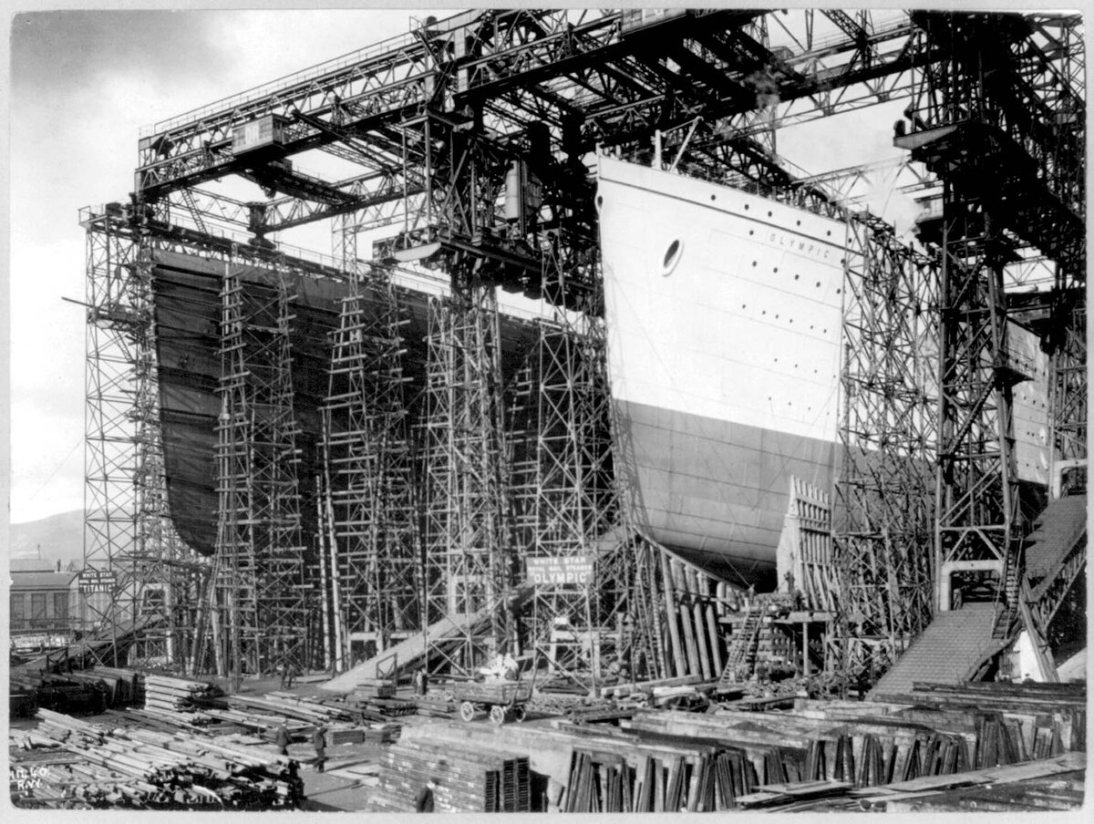 Строительство RMS Olympic на верфи Harland & Wolff в Белфасте. На заднем плане — RMS Titanic